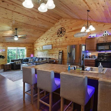Enchanted Forest Cabin And Teepee! Lights & Laser Show! Private Hot Tub! Unique Stay! Sevierville Ngoại thất bức ảnh