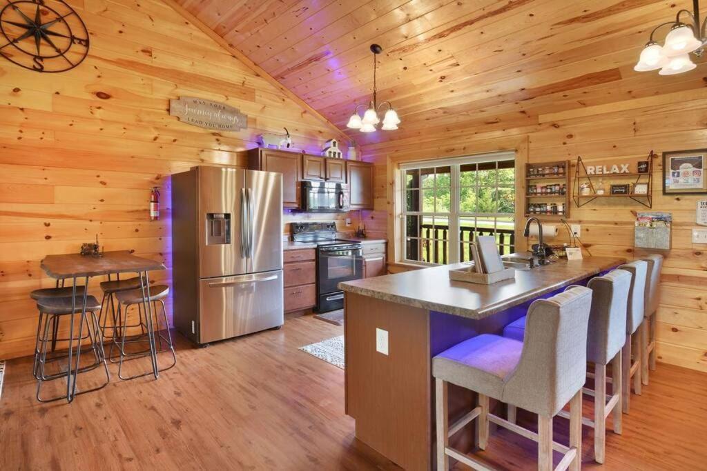 Enchanted Forest Cabin And Teepee! Lights & Laser Show! Private Hot Tub! Unique Stay! Sevierville Ngoại thất bức ảnh