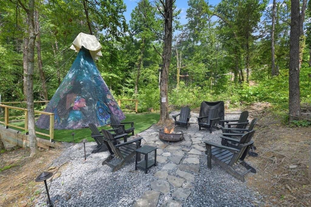Enchanted Forest Cabin And Teepee! Lights & Laser Show! Private Hot Tub! Unique Stay! Sevierville Ngoại thất bức ảnh