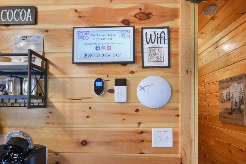 Enchanted Forest Cabin And Teepee! Lights & Laser Show! Private Hot Tub! Unique Stay! Sevierville Ngoại thất bức ảnh