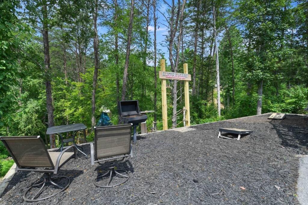 Enchanted Forest Cabin And Teepee! Lights & Laser Show! Private Hot Tub! Unique Stay! Sevierville Ngoại thất bức ảnh