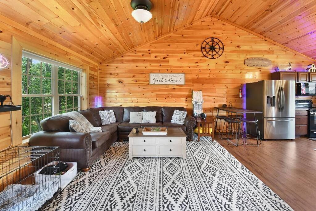Enchanted Forest Cabin And Teepee! Lights & Laser Show! Private Hot Tub! Unique Stay! Sevierville Ngoại thất bức ảnh