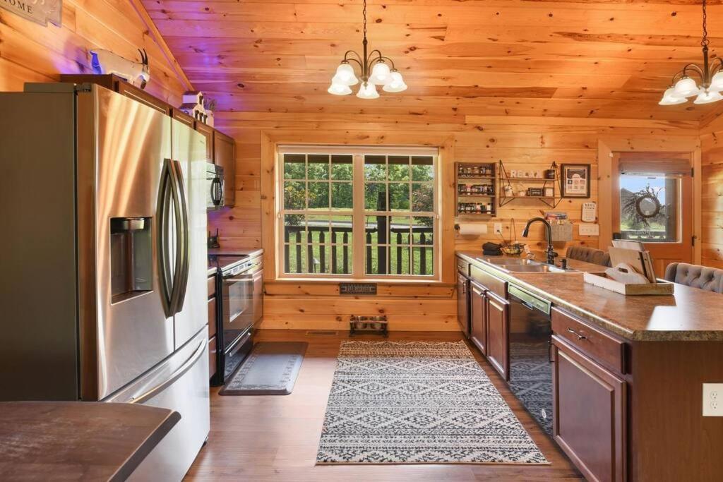 Enchanted Forest Cabin And Teepee! Lights & Laser Show! Private Hot Tub! Unique Stay! Sevierville Ngoại thất bức ảnh
