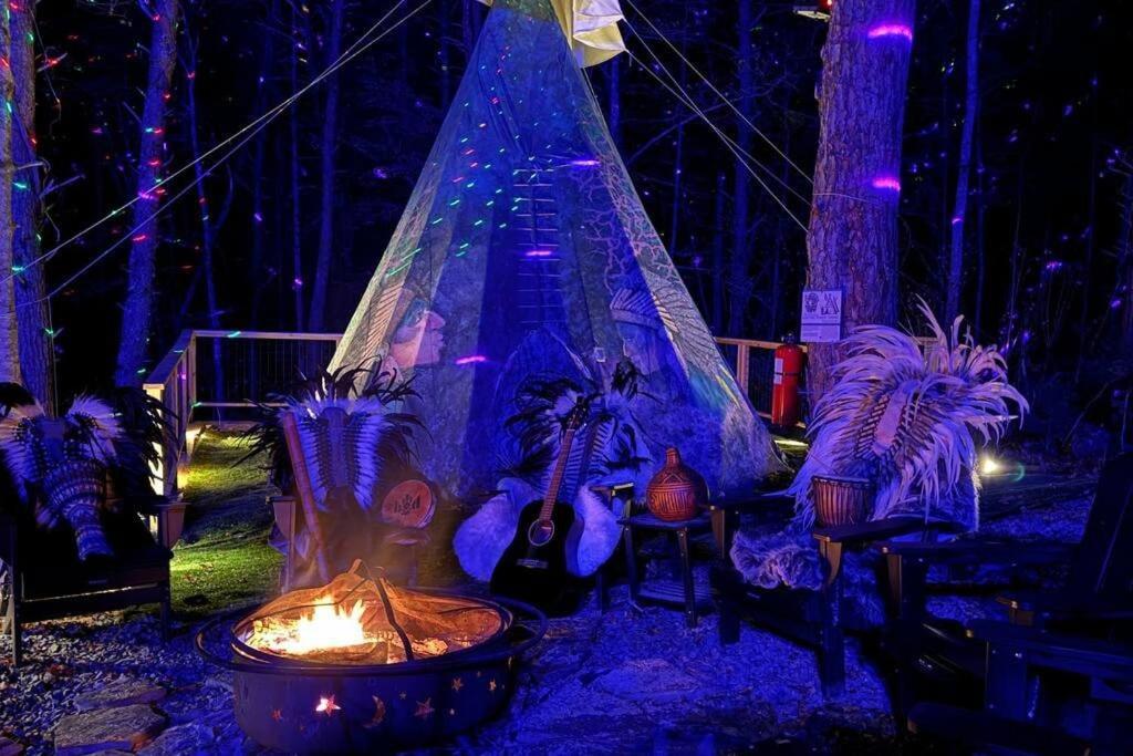 Enchanted Forest Cabin And Teepee! Lights & Laser Show! Private Hot Tub! Unique Stay! Sevierville Ngoại thất bức ảnh
