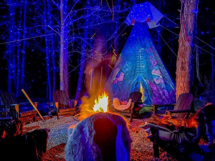 Enchanted Forest Cabin And Teepee! Lights & Laser Show! Private Hot Tub! Unique Stay! Sevierville Ngoại thất bức ảnh