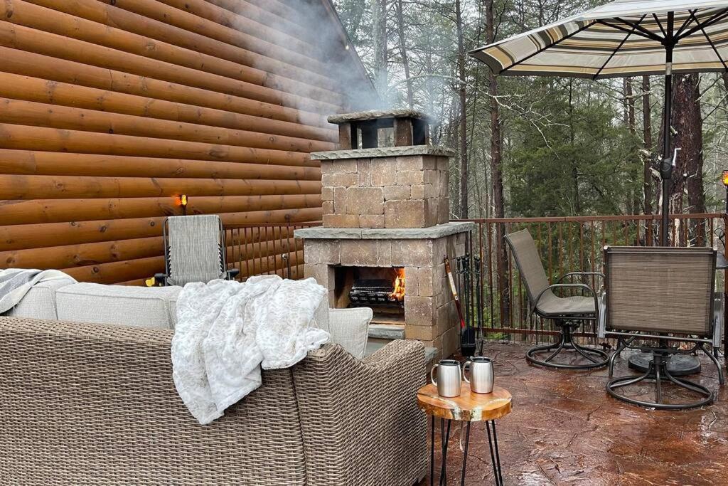 Enchanted Forest Cabin And Teepee! Lights & Laser Show! Private Hot Tub! Unique Stay! Sevierville Ngoại thất bức ảnh