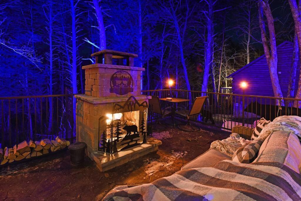 Enchanted Forest Cabin And Teepee! Lights & Laser Show! Private Hot Tub! Unique Stay! Sevierville Ngoại thất bức ảnh