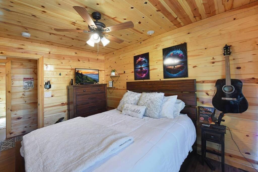 Enchanted Forest Cabin And Teepee! Lights & Laser Show! Private Hot Tub! Unique Stay! Sevierville Ngoại thất bức ảnh