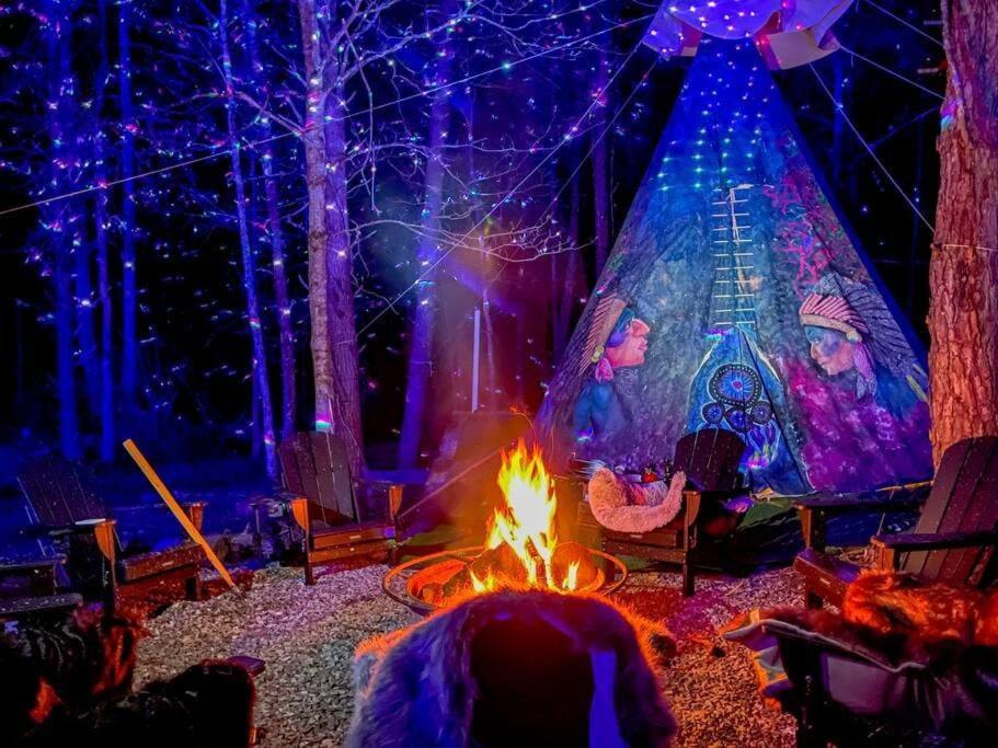 Enchanted Forest Cabin And Teepee! Lights & Laser Show! Private Hot Tub! Unique Stay! Sevierville Ngoại thất bức ảnh