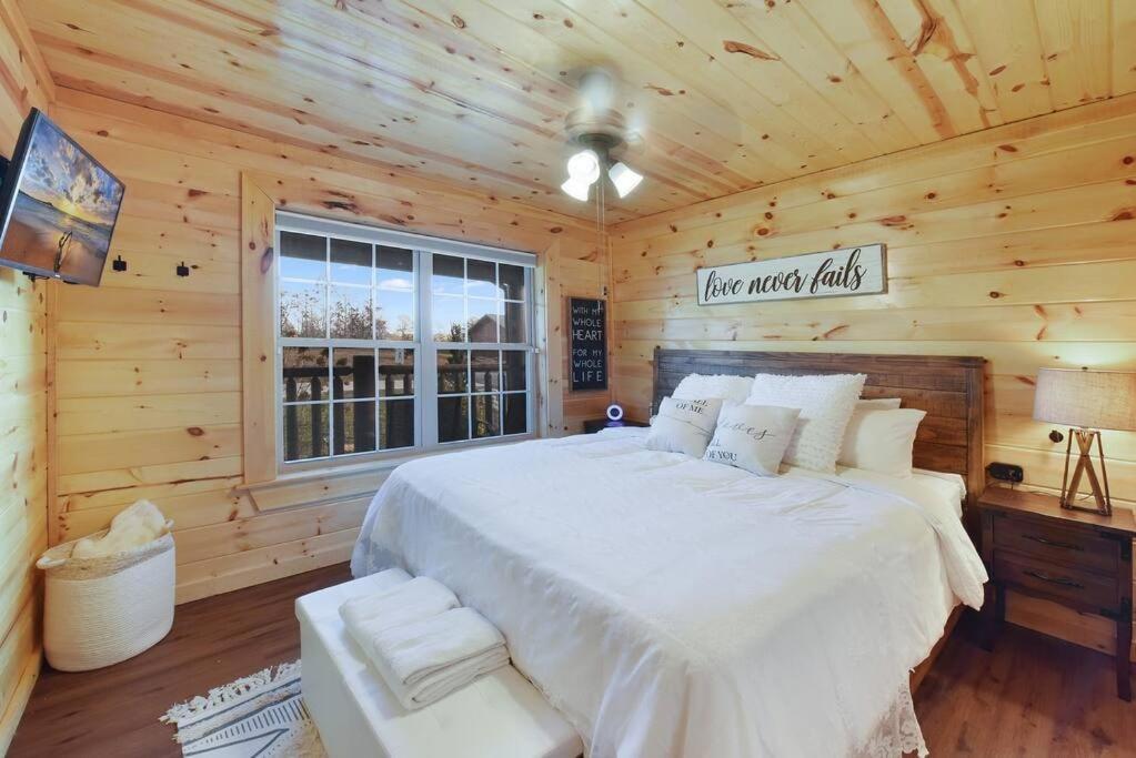 Enchanted Forest Cabin And Teepee! Lights & Laser Show! Private Hot Tub! Unique Stay! Sevierville Ngoại thất bức ảnh