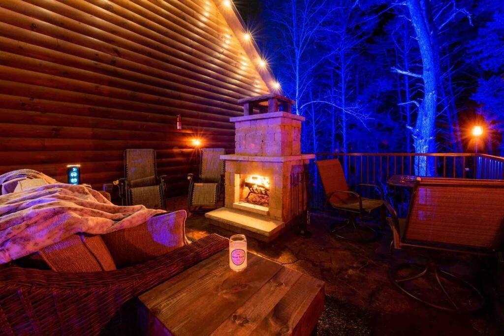 Enchanted Forest Cabin And Teepee! Lights & Laser Show! Private Hot Tub! Unique Stay! Sevierville Ngoại thất bức ảnh